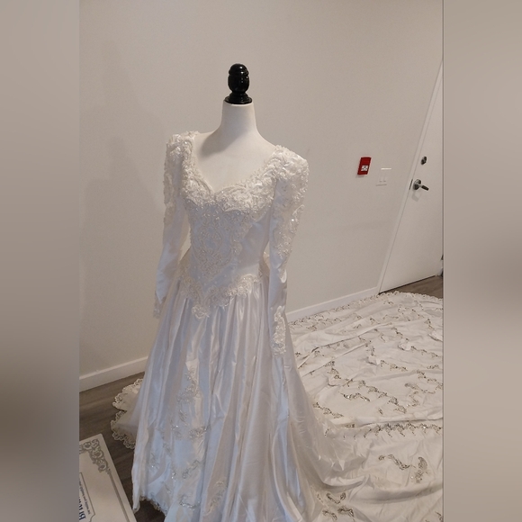 Alfredo Angelo Wedding Dress - Picture 2 of 15